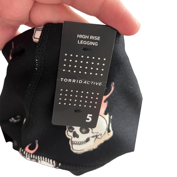 TORRID- Performance Core Mesh Side Inserts Active Leggings - Size: 5x - Picture 4 of 14